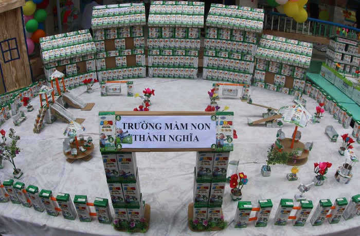 Sau 3 năm thực hiện chương trình Sữa học đường rất thành công tại tỉnh Đồng Nai, các cô trò của trường mầm non trong tỉnh đã sáng tạo rất nhiều mô hình được làm từ vỏ hộp sữa, thông qua việc tái sử dụng vỏ hộp sữa rất hữu ích này các cô trò mầm non tỉnh Đồng Nai còn thể hiện hành động đẹp đó chính là bảo vệ môi trường, hạn chế rác thải. Sau 3 năm thực hiện chương trình Sữa học đường rất thành công tại tỉnh Đồng Nai, các cô trò của trường mầm non trong tỉnh đã sáng tạo rất nhiều mô hình được làm từ vỏ hộp sữa, thông qua việc tái sử dụng vỏ hộp sữa rất hữu ích này các cô trò mầm non tỉnh Đồng Nai còn thể hiện hành động đẹp đó chính là bảo vệ môi trường, hạn chế rác thải.