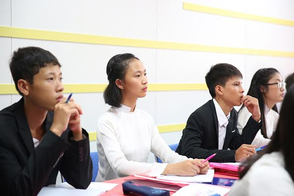 Tập trung cao độ giải bài toán mà Giáo sư Ngô Bảo Châu đưa ra.