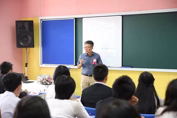 Giáo sư Ngô Bảo Châu dạy buổi học đầu tiên của trường TH ngay sau Lễ khai giảng.