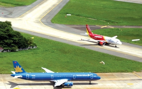 Thời gian qua khu vực lân cận Cảng hàng không quốc tế Nội Bài liên tiếp xảy ra hiện tượng sử dụng đèn chiếu tia laze vào tàu bay, uy hiếp nghiêm trọng hoạt động an toàn bay hàng không. Ảnh minh họa. Thời gian qua khu vực lân cận Cảng hàng không quốc tế Nội Bài liên tiếp xảy ra hiện tượng sử dụng đèn chiếu tia laze vào tàu bay, uy hiếp nghiêm trọng hoạt động an toàn bay hàng không. Ảnh minh họa.
