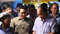 Thủ tướng Nguyễn Xuân Phúc, Phó Thủ tướng Vũ Đức Đam thị sát chợ đầu mối Long Biên, TP Hà Nội, sáng sớm 27/9. Ảnh: VGP/Quang Hiếu.