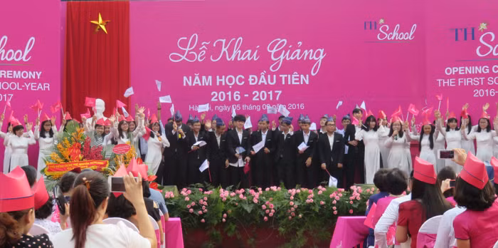 Tiết mục văn nghệ sôi động chào mừng ngày khai giảng của học sinh TH School