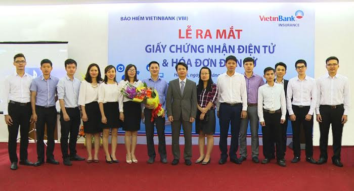 Ban Lãnh đạo VBI tặng hoa cho Ban dự án Giấy chứng nhận bảo hiểm điện tử và Hóa đơn điện tử. Ban Lãnh đạo VBI tặng hoa cho Ban dự án Giấy chứng nhận bảo hiểm điện tử và Hóa đơn điện tử.