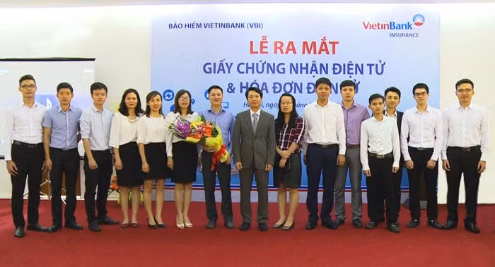 Ban Lãnh đạo VBI tặng hoa cho Ban dự án Giấy chứng nhận bảo hiểm điện tử và Hóa đơn điện tử.