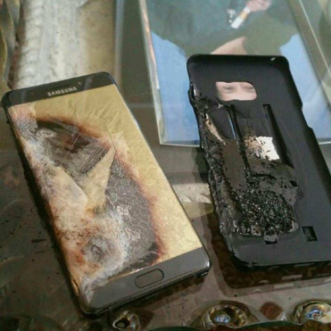 Sự cố lỗi pin có thể khiến Samsung Galaxy Note7 bị cháy nổ trong quá trình sử dụng hoặc sạc pin. Sự cố lỗi pin có thể khiến Samsung Galaxy Note7 bị cháy nổ trong quá trình sử dụng hoặc sạc pin.