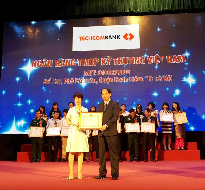 Bà Thái Hà Linh, Giám đốc Kế toán, chính sách tài chính và Thuế của Ngân hàng Techcombank nhận bằng khen tại buổi lễ. Bà Thái Hà Linh, Giám đốc Kế toán, chính sách tài chính và Thuế của Ngân hàng Techcombank nhận bằng khen tại buổi lễ.