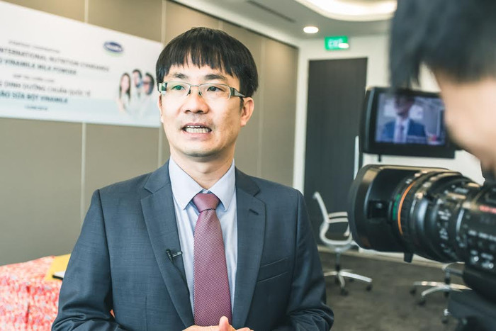 Ông Phan Minh Tiên, GĐĐH Vinamilk phát biểu tại lễ ký kết hợp tác chiến lược với DSM – Thụy Sĩ.