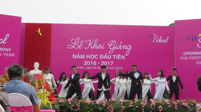 Và màn nhảy Flashmob chào mừng năm học mới.