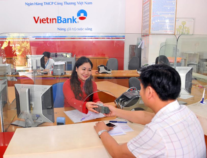 Khách hàng đang giao dịch tại VietinBank. Khách hàng đang giao dịch tại VietinBank.