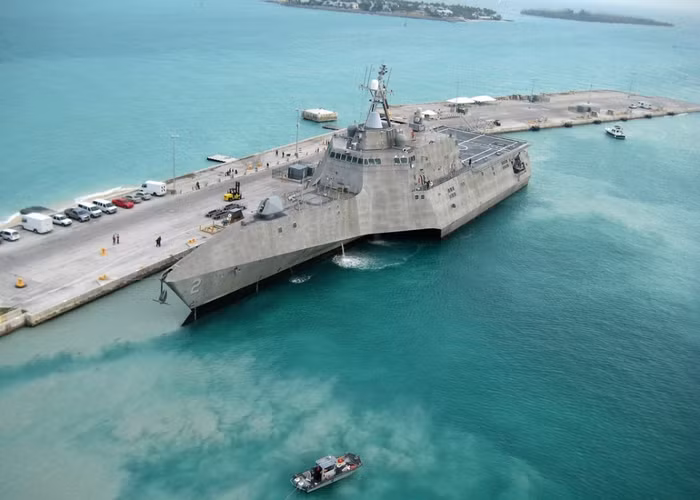 5. Hình ảnh mới nhất về siêu hạm USS Independence có thể có mặt ở Biển Đông Cách đây nhiều tháng, báo chí Trung Quốc liên tục đưa tin cho rằng, để đối phó với sự gia tăng chóng mặt về sức mạnh hải quân của Bắc Kinh trong vài năm gần đây, rất nhiều khả năng Mỹ sẽ xúc tiến việc đưa các chiến hạm thường trực tới khu vực Biển Đông, trong số đó Washington đã có ý định thiết lập các căn cứ thường trú cho siêu hạm tác chiến ven bờ USS Independence ở Singapore, Thái Lan hoặc Philippines. Địa bàn của siêu hạm này có thể là toàn bộ khu vực Biển Đông, trên hải phận quốc tế và một số nước. (xem trọn bộ ảnh) 5. Hình ảnh mới nhất về siêu hạm USS Independence có thể có mặt ở Biển Đông Cách đây nhiều tháng, báo chí Trung Quốc liên tục đưa tin cho rằng, để đối phó với sự gia tăng chóng mặt về sức mạnh hải quân của Bắc Kinh trong vài năm gần đây, rất nhiều khả năng Mỹ sẽ xúc tiến việc đưa các chiến hạm thường trực tới khu vực Biển Đông, trong số đó Washington đã có ý định thiết lập các căn cứ thường trú cho siêu hạm tác chiến ven bờ USS Independence ở Singapore, Thái Lan hoặc Philippines. Địa bàn của siêu hạm này có thể là toàn bộ khu vực Biển Đông, trên hải phận quốc tế và một số nước. (xem trọn bộ ảnh)