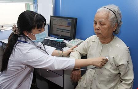 Nếu các phòng khám tư nhân tham gia hoạt động theo nguyên tắc phòng khám bác sĩ gia đình thì hiệu quả chăm sóc sức khỏe nhân dân sẽ cao hơn và sẽ góp phần giảm quá tải bệnh viện tốt hơn… Ảnh: linh Phương. Nếu các phòng khám tư nhân tham gia hoạt động theo nguyên tắc phòng khám bác sĩ gia đình thì hiệu quả chăm sóc sức khỏe nhân dân sẽ cao hơn và sẽ góp phần giảm quá tải bệnh viện tốt hơn… Ảnh: linh Phương.