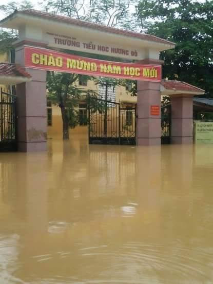 Lũ khiến 21.000 học sinh huyện Hương Khê phải nghỉ học. Ảnh: Lê Văn Vỵ.
