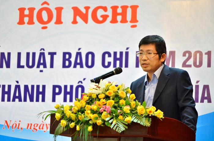 ông Lưu Đình Phúc - Cục trưởng Cục Báo chí (Bộ Thông tin và Truyền thông) trực tiếp trình bày điểm mới và giải thích cặn kẽ từng nội dung mới trong Luật Báo chí 2016. Ảnh: Cao Nguyên. ông Lưu Đình Phúc - Cục trưởng Cục Báo chí (Bộ Thông tin và Truyền thông) trực tiếp trình bày điểm mới và giải thích cặn kẽ từng nội dung mới trong Luật Báo chí 2016. Ảnh: Cao Nguyên.