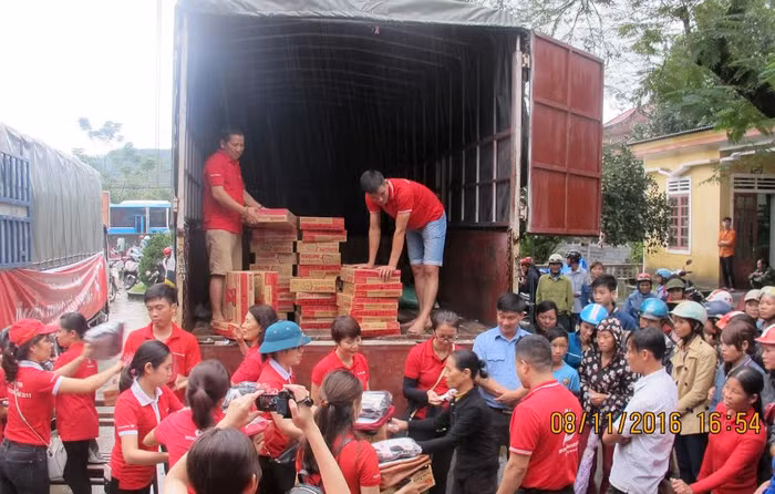 Trong 2 ngày 8-9/11, đại diện Techcombank đã đến thăm và trao tận tay hơn 1.100 suất quà, hơn 600 triệu đồng tiền mặt tới bà con vùng chịu ảnh hưởng nặng nề sau bão lũ tại Hà Tĩnh. Ảnh: Techcombank.