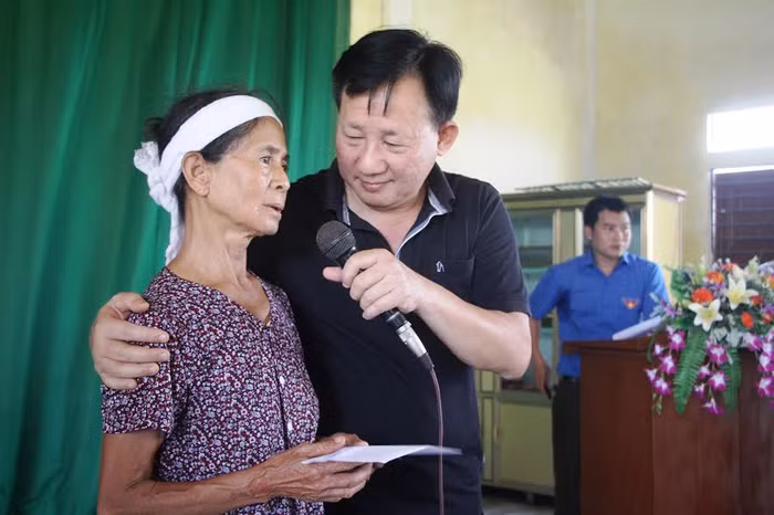 Đại diện Vinamilk trao 5 triệu đồng cho bà Nguyễn Thị Lan, năm nay 70 tuổi, sống tại thôn 1, xã Cẩm Thạch, huyện Cẩm Xuyên, Hà Tĩnh cùng 2 cháu nội, 1 bé lớp 2 và 1 bé lớp 4, bố 2 cháu đã mất do tai nạn giao thông, mẹ làm thuê ở Hà Nội. Đại diện Vinamilk trao 5 triệu đồng cho bà Nguyễn Thị Lan, năm nay 70 tuổi, sống tại thôn 1, xã Cẩm Thạch, huyện Cẩm Xuyên, Hà Tĩnh cùng 2 cháu nội, 1 bé lớp 2 và 1 bé lớp 4, bố 2 cháu đã mất do tai nạn giao thông, mẹ làm thuê ở Hà Nội.