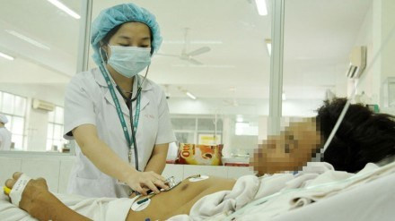 Một trong những bệnh nhân bị bạch hầu của tỉnh Bình Phước đang điều trị tại Bệnh viện Bệnh nhiệt đới (TPHCM). Ảnh: Thanh Niên. Một trong những bệnh nhân bị bạch hầu của tỉnh Bình Phước đang điều trị tại Bệnh viện Bệnh nhiệt đới (TPHCM). Ảnh: Thanh Niên.