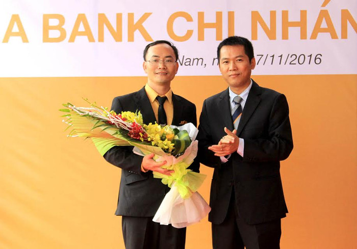 Phó Tổng Giám đốc thường trực Ngân hàng TMCP Bắc Á - ông Đặng Trung Dũng (phải) - tặng hoa cho Giám đốc Chi nhánh BAC A BANK. Phó Tổng Giám đốc thường trực Ngân hàng TMCP Bắc Á - ông Đặng Trung Dũng (phải) - tặng hoa cho Giám đốc Chi nhánh BAC A BANK.