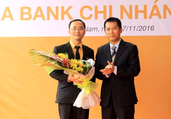 Phó Tổng Giám đốc thường trực Ngân hàng TMCP Bắc Á - ông Đặng Trung Dũng (phải) - tặng hoa cho Giám đốc Chi nhánh BAC A BANK.