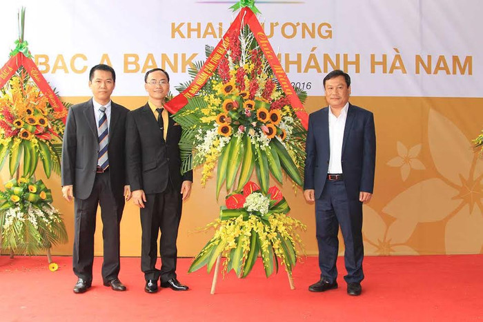 UBND tỉnh Hà Nam tặng hoa BAC A BANK chi nhánh Hà Nam nhận dịp khai trương. Ảnh: Bac A Bank. UBND tỉnh Hà Nam tặng hoa BAC A BANK chi nhánh Hà Nam nhận dịp khai trương. Ảnh: Bac A Bank.