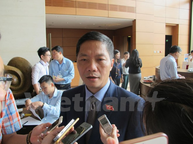 Bộ trưởng Bộ Công Thương Trân Tuấn Anh đang trao đổi với báo chí bên lề kỳ họp thứ 2, Quốc hội khóa 14. (Ảnh: Đức Duy/Vietnam+). Bộ trưởng Bộ Công Thương Trân Tuấn Anh đang trao đổi với báo chí bên lề kỳ họp thứ 2, Quốc hội khóa 14. (Ảnh: Đức Duy/Vietnam+).