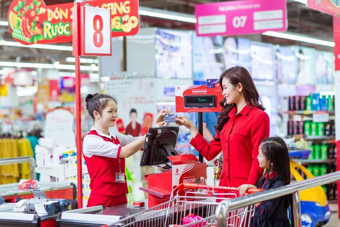 Khách hàng mua sắm tại siêu thị Vinmart với thẻ Vingroup Card. Khách hàng mua sắm tại siêu thị Vinmart với thẻ Vingroup Card.