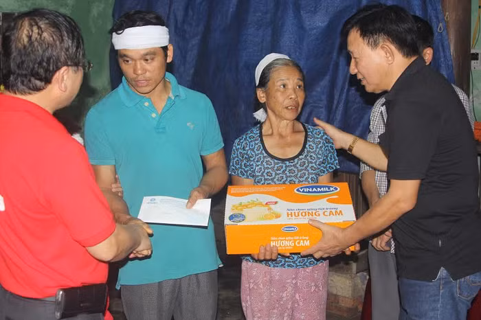 Đại diện Vinamilk và báo Tiền Phong trao sổ tiết kiệm 15 triệu đồng cho gia đình chị Nguyễn Thị Loan (tổ 1, phường Đại Nài, TP.Hà Tĩnh) đã qua đời vì bị lật thuyền trong đợt mưa lũ vừa qua, để giúp 2 con nhỏ của chị tiếp tục được đến trường. Đại diện Vinamilk và báo Tiền Phong trao sổ tiết kiệm 15 triệu đồng cho gia đình chị Nguyễn Thị Loan (tổ 1, phường Đại Nài, TP.Hà Tĩnh) đã qua đời vì bị lật thuyền trong đợt mưa lũ vừa qua, để giúp 2 con nhỏ của chị tiếp tục được đến trường.