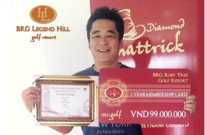 Golf thủ Kenji Matsuno thành công với cú đánh Hole in One đầu tiên tại sân golf BRG Legend Hill Golf Resort. Golf thủ Kenji Matsuno thành công với cú đánh Hole in One đầu tiên tại sân golf BRG Legend Hill Golf Resort.