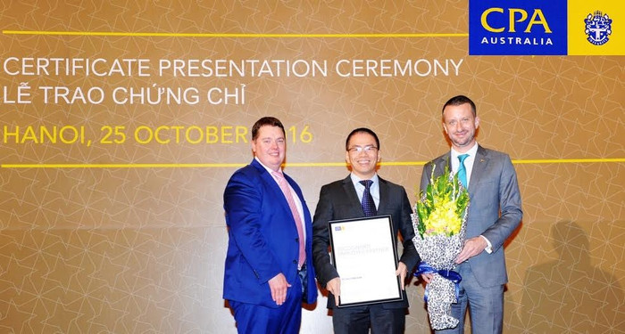 Ông Ngô Hoàng Hà - Phó Giám đốc Tài chính Techcombank (giữa) vinh dự thay mặt Techcombank nhận chứng chỉ &quot;Đối tác đạt chuẩn về đào tạo, phát triển chuyên môn&quot; từ CPA Australia.