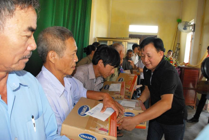Ông Nguyễn Thanh Tú - Chánh Văn phòng, Chủ tịch Công đoàn Vinamilk đại diện công ty trao quà cứu trợ cho bà con thuộc các hộ bị thiệt hại nặng trong đợt mưa lũ vừa qua tại huyện Cẩm Xuyên, Hà Tĩnh. Ông Nguyễn Thanh Tú - Chánh Văn phòng, Chủ tịch Công đoàn Vinamilk đại diện công ty trao quà cứu trợ cho bà con thuộc các hộ bị thiệt hại nặng trong đợt mưa lũ vừa qua tại huyện Cẩm Xuyên, Hà Tĩnh.