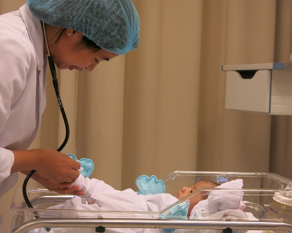 Sau 2 năm hoạt động, Trung tâm Hỗ trợ sinh sản đã đón 118 bé sơ sinh chào đời bằng phương pháp thụ tinh trong ống nghiệm. Ảnh: Vinmec.