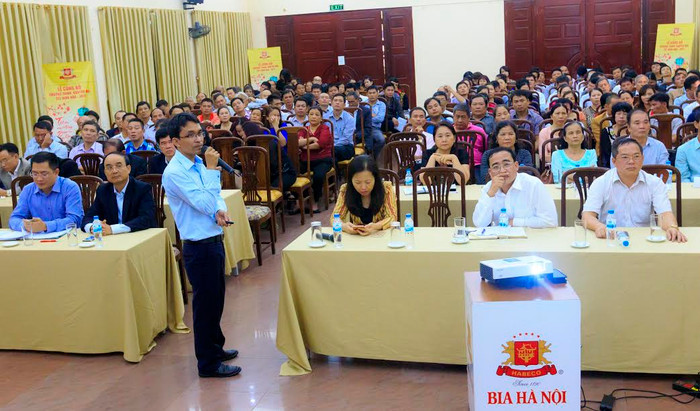 Đông đảo khách hàng tham dự Lễ công bố Chương trình khuyến mại bia lon Hà Nội Tết 2017. Đông đảo khách hàng tham dự Lễ công bố Chương trình khuyến mại bia lon Hà Nội Tết 2017.