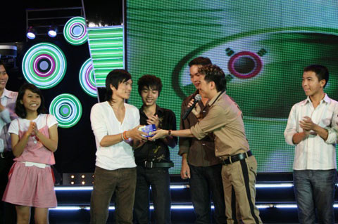 Còn đây là Ngọc Luân khi được Đàm Vĩnh Hưng chọn là người song ca ăn ý nhất Còn đây là Ngọc Luân khi được Đàm Vĩnh Hưng chọn là người song ca ăn ý nhất