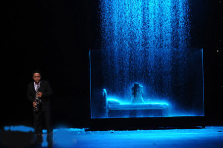 Hồ Quỳnh Hương mang cả mưa lên sân khấu Hồ Quỳnh Hương mang cả mưa lên sân khấu