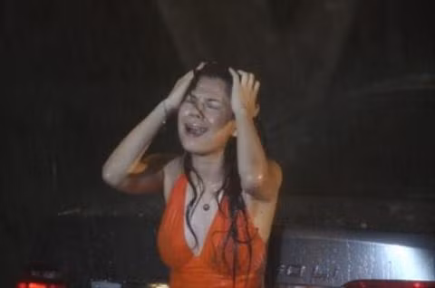 Và Thanh Thảo cũng thể hiện sự đau đớn của tình yêu dưới mưa