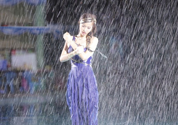 "Sau mỗi giấc mơ" là một ca khúc ballad nhẹ nhàng và sâu lắng được Đông Nhi thể hiện dưới trời mưa xối xả để nói lên tâm trạng đau khổ của một cô gái mất đi người mình yêu thương. "Sau mỗi giấc mơ" là một ca khúc ballad nhẹ nhàng và sâu lắng được Đông Nhi thể hiện dưới trời mưa xối xả để nói lên tâm trạng đau khổ của một cô gái mất đi người mình yêu thương.