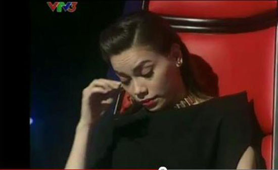 Hồ Ngọc Hà phải chỉnh lại mi giả sau phần thi của Tiêu Châu Như Quỳnh