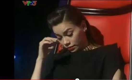 Hồ Ngọc Hà phải chỉnh lại mi giả sau phần thi của Tiêu Châu Như Quỳnh