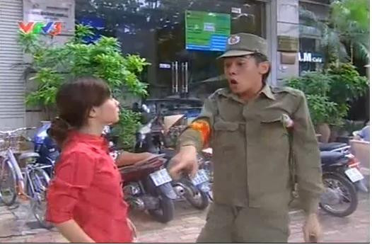 Nhân vật dân phòng nhếch nhác đến khó hiểu khi khóa quần không kéo lên.