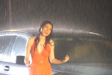 Phần video clip "Níu kéo là đớn đau" của Thanh Thảo với sự xuất hiện của siêu mẫu Bình Minh và Thúy Vinh đã tăng thêm sự tò mò cho khán giả.