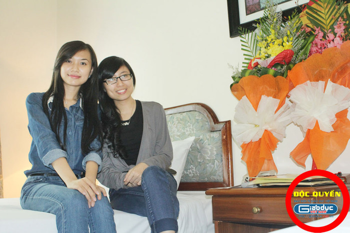 Hai em rất thích món bún chả Hà Nội