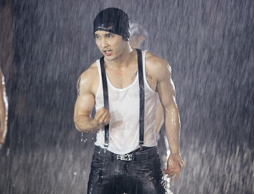 Trong album U1, Ưng Hoàng Phúc cũng có những cảnh tắm mưa thể hiện tâm trạng đau khổ vì bị thất tính. Trong album U1, Ưng Hoàng Phúc cũng có những cảnh tắm mưa thể hiện tâm trạng đau khổ vì bị thất tính.