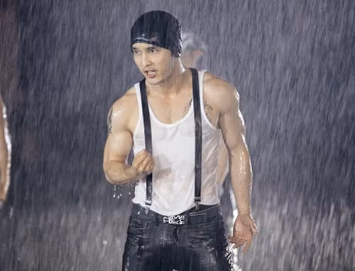 Trong album U1, Ưng Hoàng Phúc cũng có những cảnh tắm mưa thể hiện tâm trạng đau khổ vì bị thất tính.