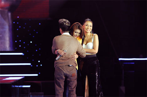 Cả Đàm Vĩnh Hưng và Thu Minh đều lao lên sân khấu để chia sẻ với Tiêu Châu Như Quỳnh