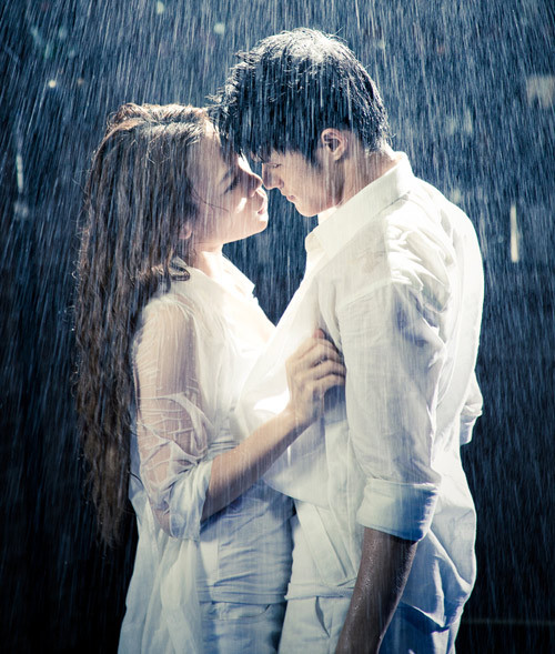 Mỹ Tâm trình bày ca khúc “Sai” dưới mưa làm xúc động người nghe. Mỹ Tâm trình bày ca khúc “Sai” dưới mưa làm xúc động người nghe.