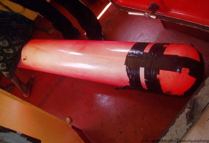 Tiền được đóng gói cẩn thận để đề phòng bị ướt khi giao cho những tên hải tặc. Tiền được đóng gói cẩn thận để đề phòng bị ướt khi giao cho những tên hải tặc.