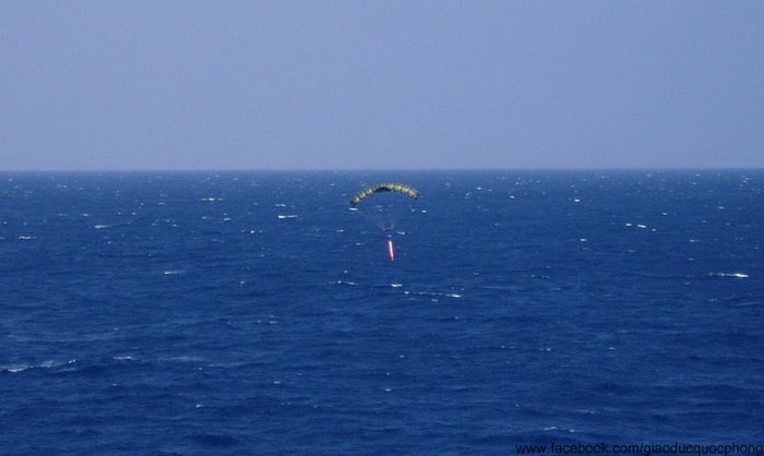 Tiền được thả xuống điểm hẹn bằng dù Tiền được thả xuống điểm hẹn bằng dù