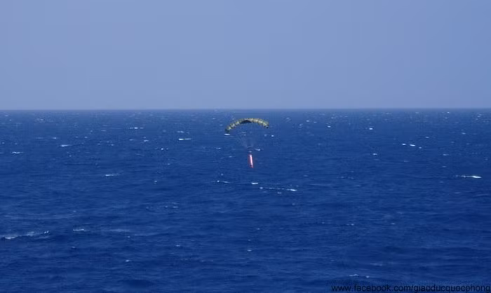 Tiền được thả xuống điểm hẹn bằng dù