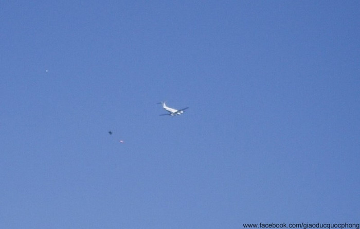 Một chiếc máy bay nhỏ chở tiền chuộc thả số tiền hải tặc yêu cầu đúng điểm nhận chúng mong muốn Một chiếc máy bay nhỏ chở tiền chuộc thả số tiền hải tặc yêu cầu đúng điểm nhận chúng mong muốn