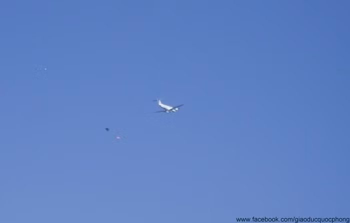 Một chiếc máy bay nhỏ chở tiền chuộc thả số tiền hải tặc yêu cầu đúng điểm nhận chúng mong muốn