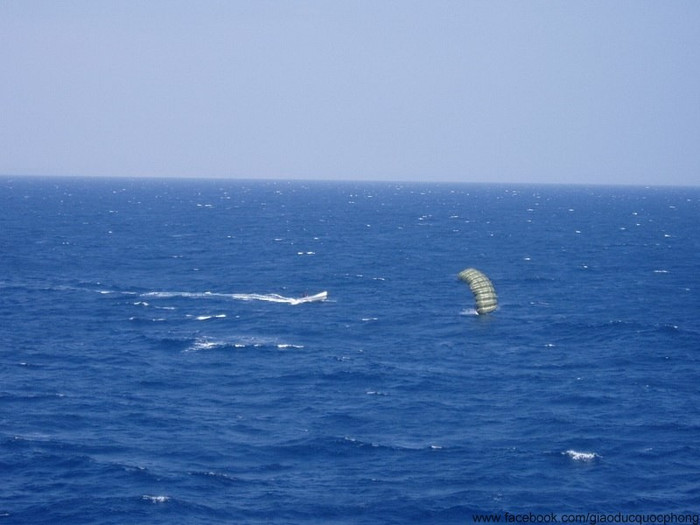 Tiền được thả xuống điểm hẹn bằng dù, ngay sau đó xuồng cao tốc do một tên hải tặc lao ra lấy tiền và biến mất. Tuy nhiên sau đó chúng đã bị lực lượng Hải quân Nga tấn công và thu hồi lại số tiền chuộc không hề nhỏ. Tiền được thả xuống điểm hẹn bằng dù, ngay sau đó xuồng cao tốc do một tên hải tặc lao ra lấy tiền và biến mất. Tuy nhiên sau đó chúng đã bị lực lượng Hải quân Nga tấn công và thu hồi lại số tiền chuộc không hề nhỏ.